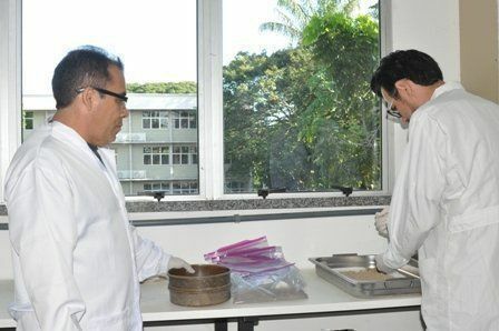 Professor Bruno Pereira e técnico Vitor Repolho testam amostras enviadas pelos clientes. Processo leva até um mês